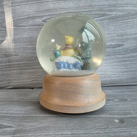 
              Winnie The Pooh Musical Snow Globe Charpente Classic Pooh Christopher Robin Piglett
            