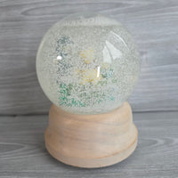 
              Winnie The Pooh Musical Snow Globe Charpente Classic Pooh Christopher Robin Piglett
            